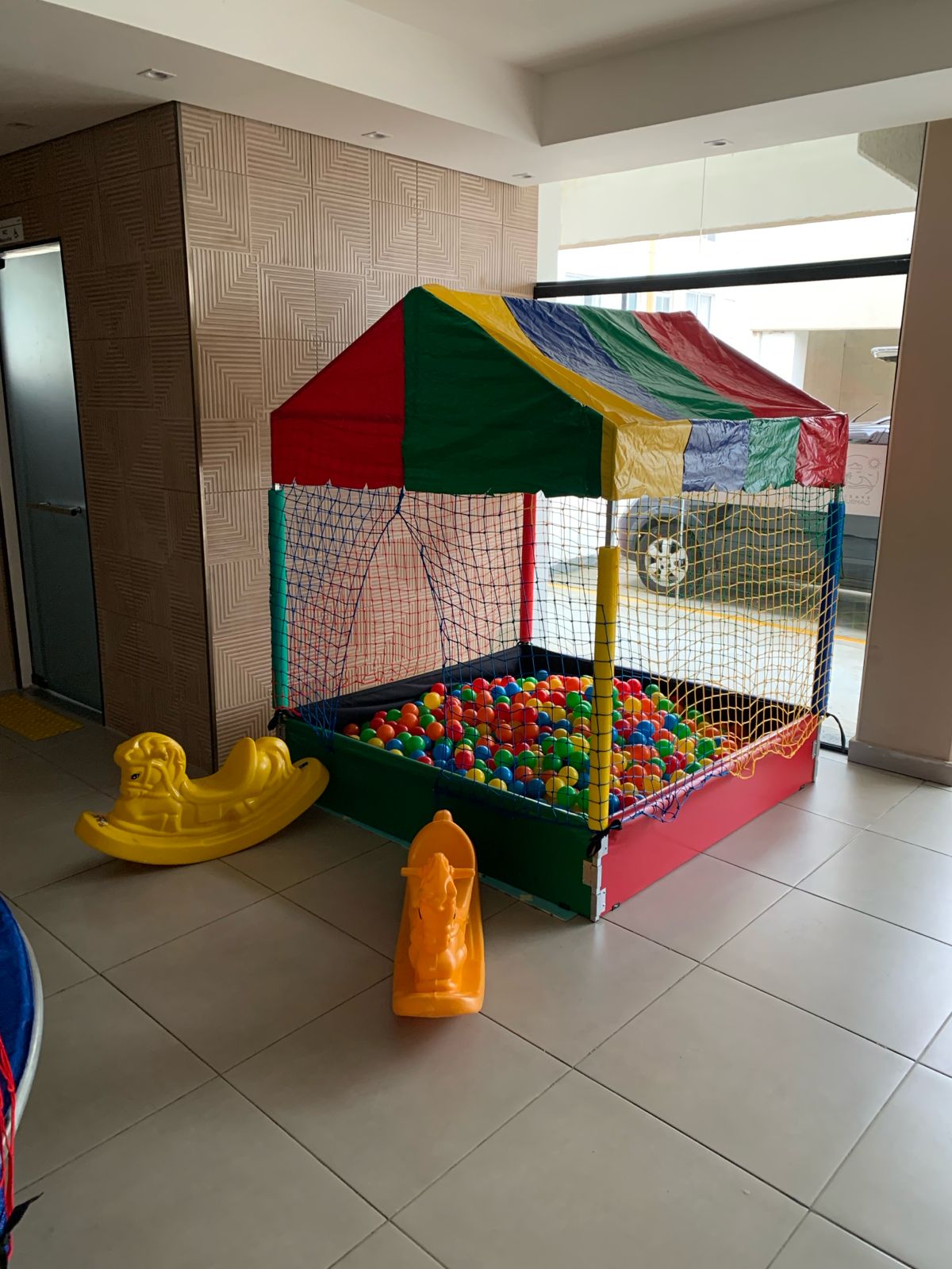 Aluguel de piscina de bolinhas higienizada para bebês e crianças