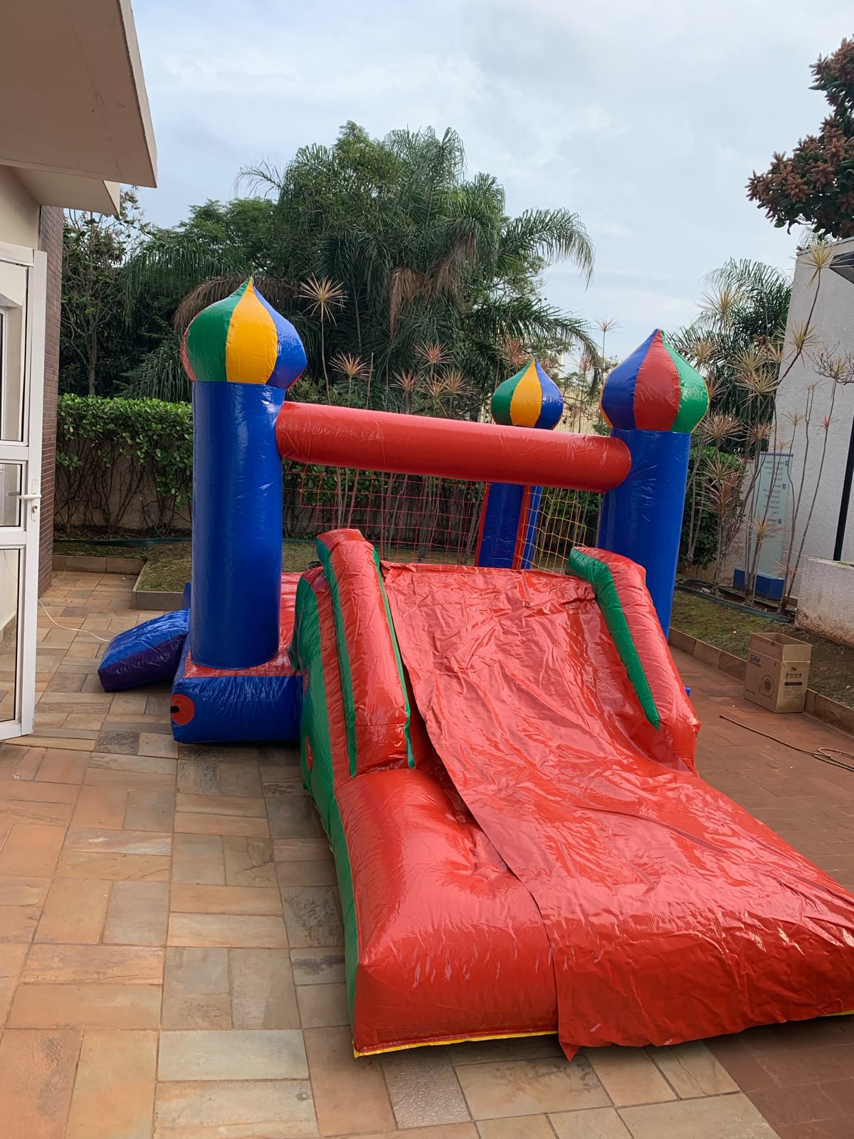 Aluguel de tobogã inflável gigante para festas e eventos em SP